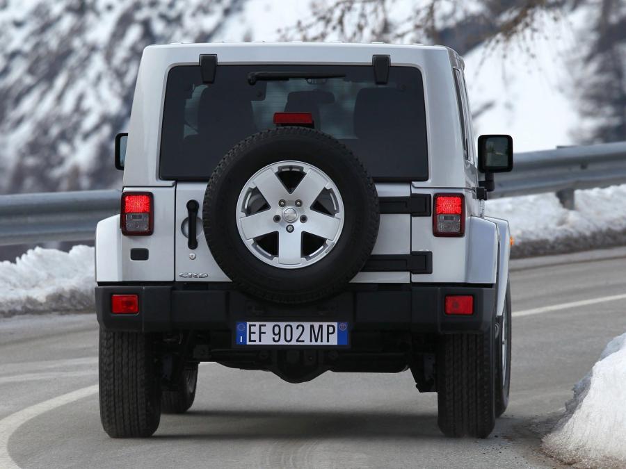  Jeep Wrangler Sahara Unlimited 2011 года  (EU) (фото 6 из 30)